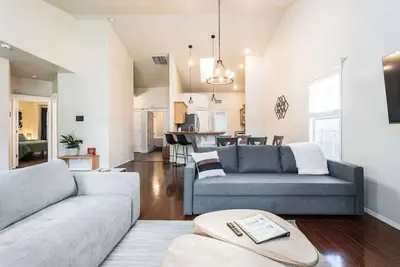 Image de #StayinMyDistrict Sunflower Lane Townhouse