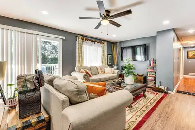 Image de 9 Mi to Downtown Atlanta: Home w/ Deck + Yard!