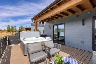 Image de Near Old Bend, Hot Tub | 2 Units - Family | Aerie