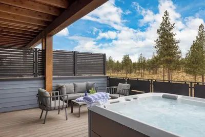 Image de Hot Tub, Mins to Old Bend | 2 Units - King | Aerie