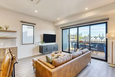 Image de Deck, HotTub, Mins to Old Bend | Aerie 3bdr Family