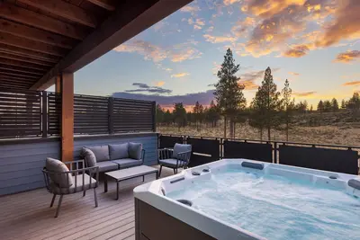 Image de Mins to Old Bend, Hot Tub + Deck | Aerie 3bdr King