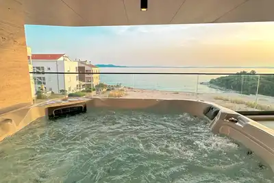 Image de Penthouse Amber - Jacuzzi et vue sur mer