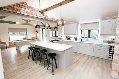 Image de Imagine relaxing on a spacious corner sofa, wrapped in the warmth of your loved ones, as the gentle crackle of a log burner fills the room. Picture yourself unwinding in a hot tub at sunset, drink in hand, with the stresses of the week melting away.