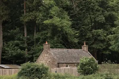 Image de The Bothy is a charming and beautifully finished countryside retreat for two. Outside, you’ll find a hand-built outdoor kitchen with a Big Green Egg barbecue and a private Swedish wood-fired hot tub. Pet friendly sleeping 2.
