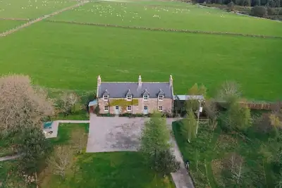 Image de A characterful detached cottage-style home with private wood fired hot tub and sauna, offering comfortable accommodation for up to six guests.