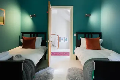 Image de Glen Lodge and Abhainn Cottage, fully refurbished in 2018, offers a warm and spacious setting sleeping 6. Ideal for wild swims and outdoor adventures. Sleeping 6 with a wood fired hot tub.