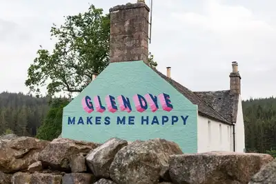 Image de A fully restored countryside farmhouse sleeping 12. Includes a wood fired hot tub, Big green egg Bbq and plenty of outdoor activities. Pet freindly.