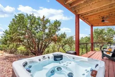 Image de Canyon Lake Tree House: Modern 2br Luxury w/ Hot Tub, Decks & Stunning Views
