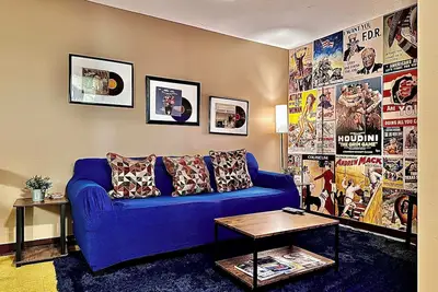 7 Beds! Explore downtown Pittsburgh | Large Groups