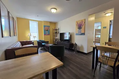 Image de 2 Bedroom Downtown Apt | City Views | Park & Walk!