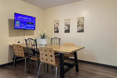 2 Bedroom Downtown Apt | Walkable | Safe | Clean