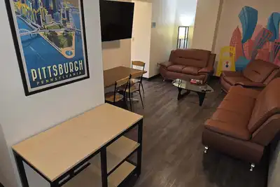 Image de 2 Bedroom Downtown Apt | Friends & Families Ideal!