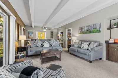 Mountain Fun Awaits! 2br Condo Steps from Lifts, Shops, Hot Tub
