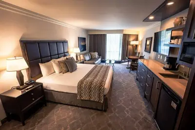 Image de Spacious hotel room at iconic Cliff Lodge in legendary Snowbird, Utah