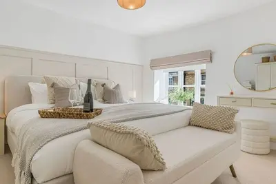 Image de Brand New! Renovated cosy 2-bed cottage, parking & garden