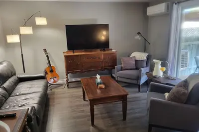 Image de Family/pet oriented home close to beaches shopping and cottage country Ac Wifi