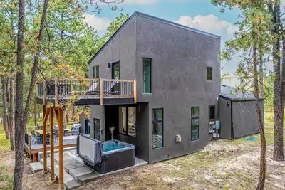 Image de Modern Mountain Luxury - large forested lot with hot tub