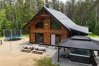 Image de Chalet bois rond | Spa, rivière & nature, Mauricie