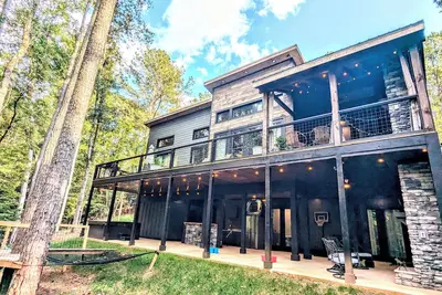 Image de Creekside Cabin w/ Zipline, Hot Tub, Play fort, Bunkbed, Deer, 15mins Dt Ellijay
