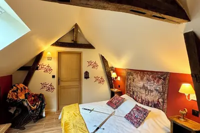 Image de Logement à thème médiéval  ; demeure restaurée avec baignoire balnéothérapie