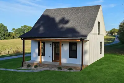 Image de Brand New 4-bedroom 3-bathroom \"Cottage on Conrad\"