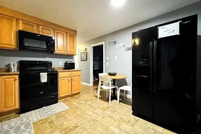 Image de New- Full Fenced Yard- Laundry- Mins to Elliot/Cmc