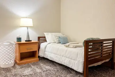 Image de Manchester -Queen beds - Mins to Mht - W/D in Unit