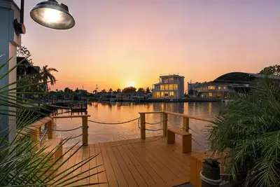 Image de Sleeps 6 Waterfront Escape  W / Foosball, Grill & firepit