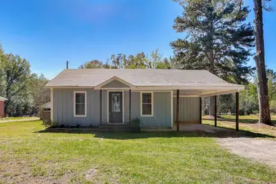 Image de 10 Mi to Tennessee River: Blue Willow-Themed Home
