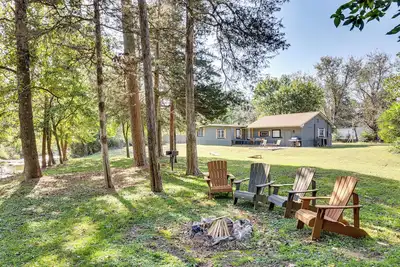 Image de On-Site Creek & Spacious Yard: Family Gem in Royal