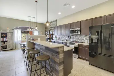 Image de Pet Friendly Tucson 3bd 2. 5ba Family Home Snowbirds Pool Access Fire Pit Grill