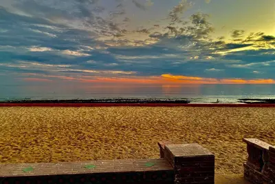 Image de Trade your shoes for bare feet. Your seaside studio escape.