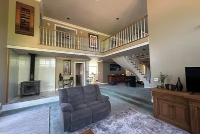 Image de Family Friendly 4br/3ba Estate on 8 Acres — Room to Gather, Dine, & Relax