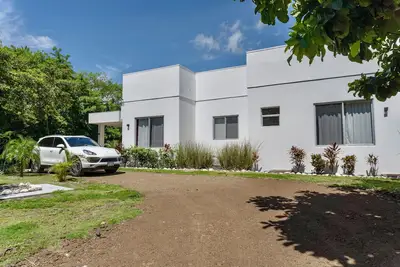 Image de Spacious 4bedroom villa plus 2 bedroom guest house same property.