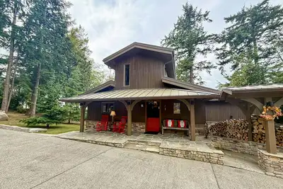 Image de Stunning Waterfront Home, w/ Private Hot Tub, Fire Pit & Breath taking Views!