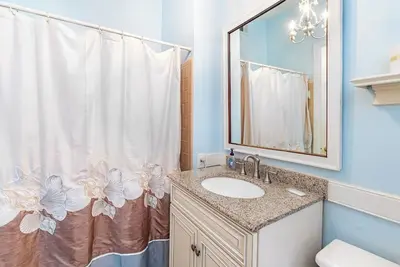 Image de At Chatham Square Perch, you'll wake up every morning to the low, sweeping branches of beautiful Live Oak trees. Located on Chatham Square, you'll be off the beaten path of Savannah's shopping and nightlife centers, providing you with a quiet space t