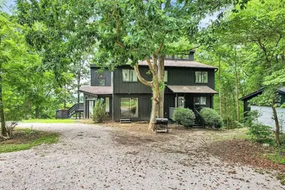 Image de Spacious Retreat on the Cliffside