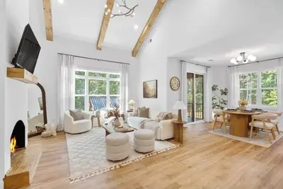 Image de Blue Owl Lakefront Getaway · Hot Tub + Mini Golf + Bbq