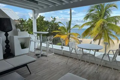 Image de Seaside Haven - Sleek Interiors & Ocean Views