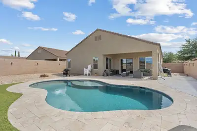 Image de Secluded vibes, fireside stargazing, sparkling pool, and modern comfort.
