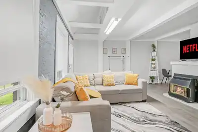 Image de Unbeatable Location! Unique Downtown Oliver Loft | Free Parking • Fast WiFi