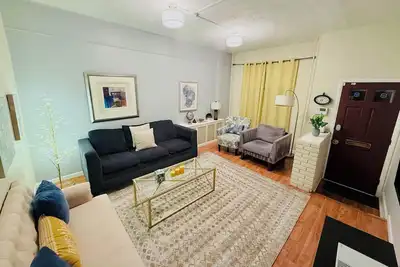 Image de Family-Friendly Federal Hill Townhome 3br 2ba• 2 car Parking• Walkable• Near Bwi