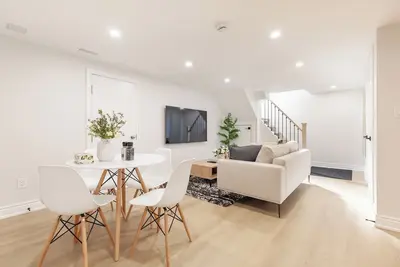 Image de Newly Renovated 2-bedroom Lower Level Suite