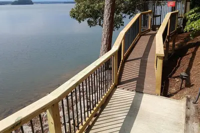 Image de 4-bed, elevator, lakefront home, hottub, billards, fitness room, bidet, hill tram