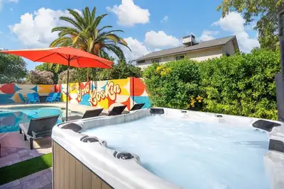 Image de The Retro: Pool | Hot Tub | Basketball | Games