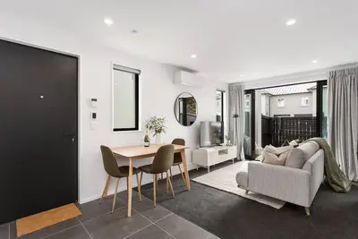 Image de Sun Filled Living Hagley Park Hospital 2br 2ba