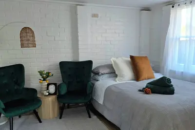 Image de Private One-Bedroom Studio with Ensuite & Kitchenette – Near Hospital