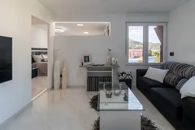 Image de Loft moderne de luxe récemment rénové