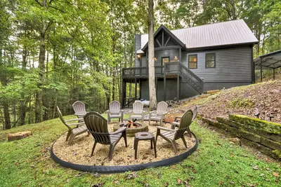 Image de Alpine Mountain is pet-friendly w/a full fenced yard, hot tub, WiFi